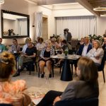ludzie na spotkaniu zdjęcie