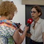 dziennikarka przeprowadza wywiad z kobietą zdjęcie